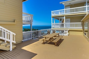Outdoor dining - Upper-Level Oceanview Studio Near the Beach - Free WiFi, Dogs Welcome (Lincoln City)