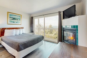 Room - Upper-Level Oceanview Studio Near the Beach - Free WiFi, Dogs Welcome (Lincoln City)