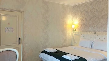 Double Room | In-room safe, iron/ironing board, free WiFi