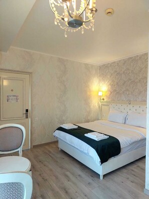 Caja de seguridad en la habitación y tabla de planchar con plancha