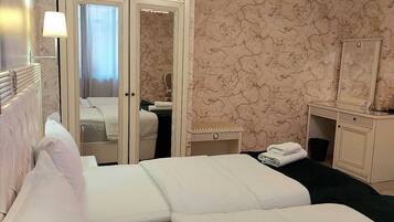 Caja de seguridad en la habitación y tabla de planchar con plancha