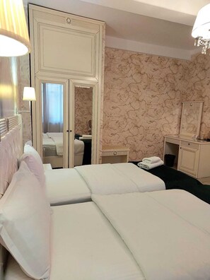 Twin Room | In-room safe, iron/ironing board, free WiFi - Carol Boutique (Bucharest)