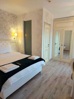 Double Room | In-room safe, iron/ironing board, free WiFi - Carol Boutique (Bucharest)