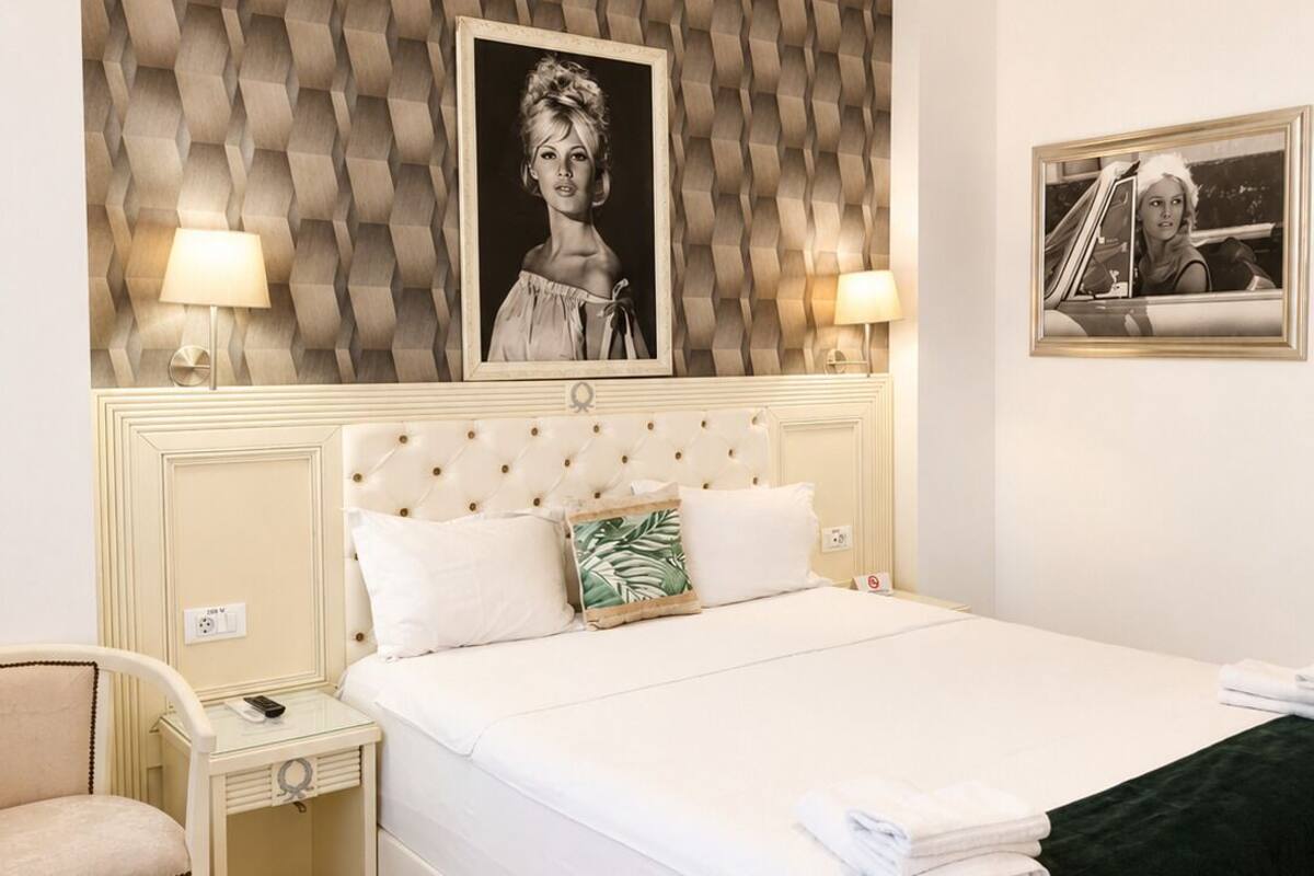 Double Room | In-room safe, iron/ironing board (on request), free WiFi, bed sheets