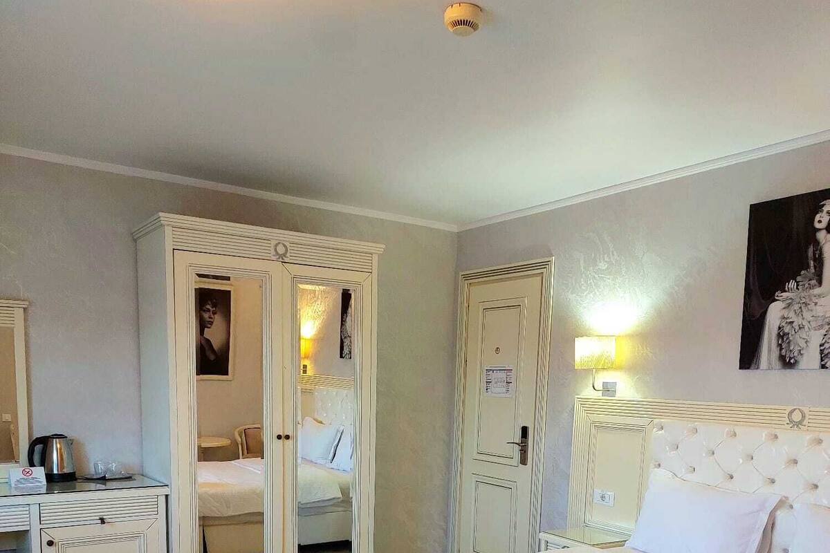 Double Room | In-room safe, iron/ironing board, free WiFi