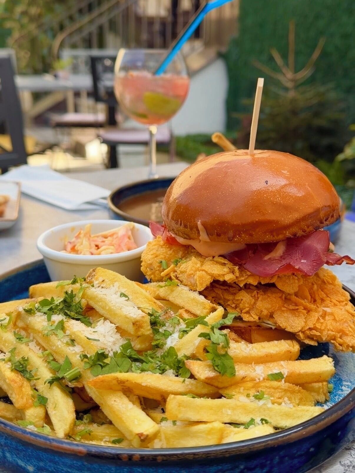 Un repas composé d’un sandwich, de frites et d’une boisson.