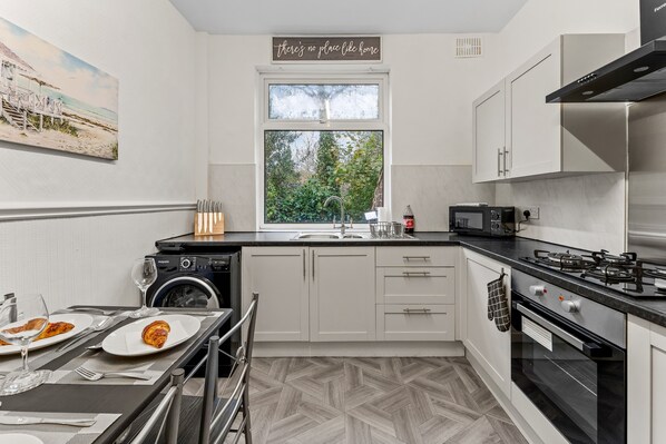 Réfrigérateur, four à micro-ondes, un four, grille-pain