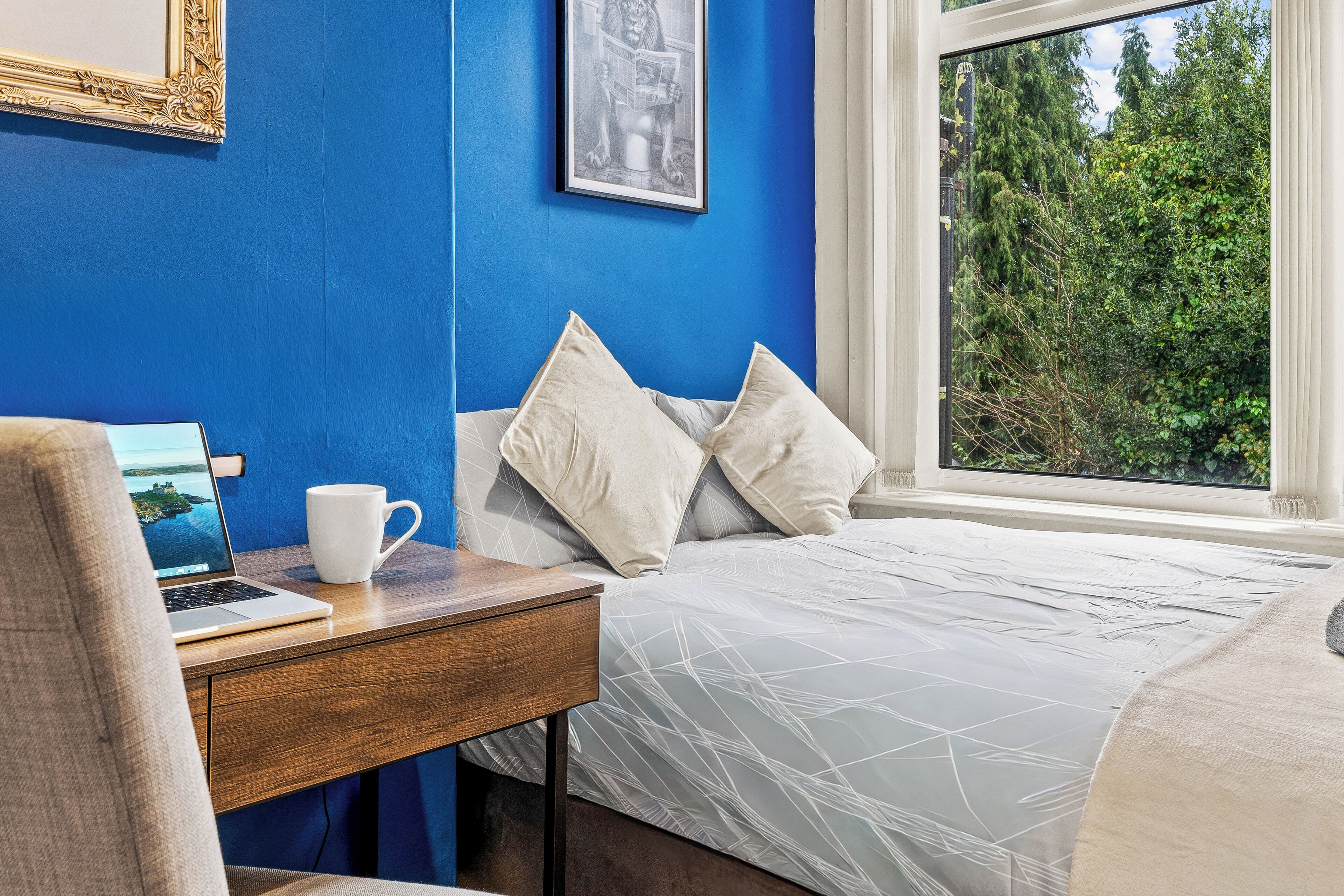 Tabla de planchar con plancha, wifi y ropa de cama 