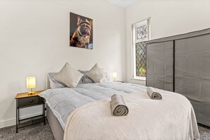 4 makuuhuonetta, silitysrauta/-lauta, ilmainen Wi-Fi, vuodevaatteet