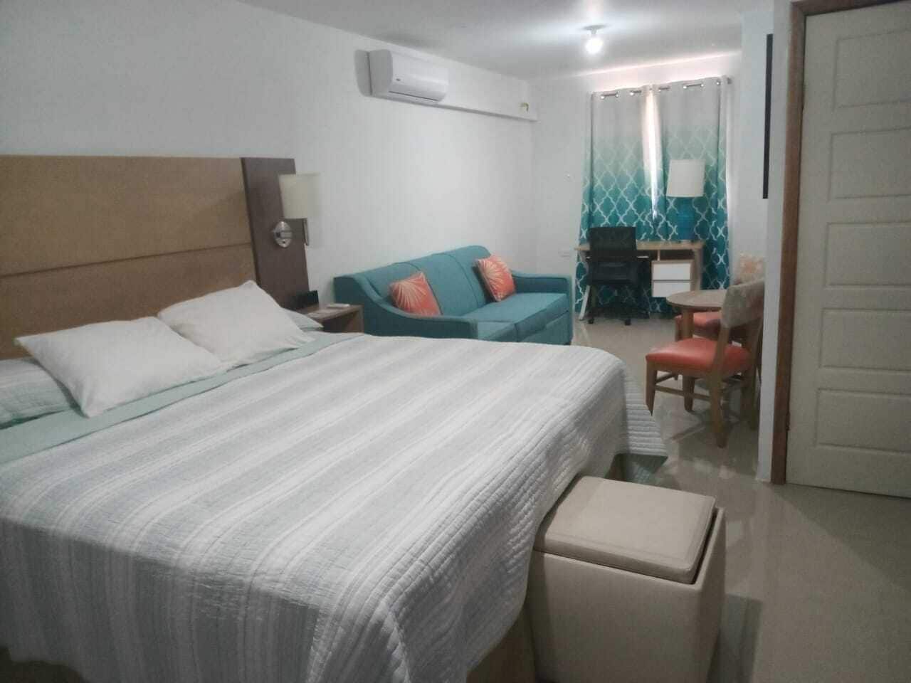 Luksussviitti, näköala uima-altaalle | Tallelokero huoneessa, työpöytä