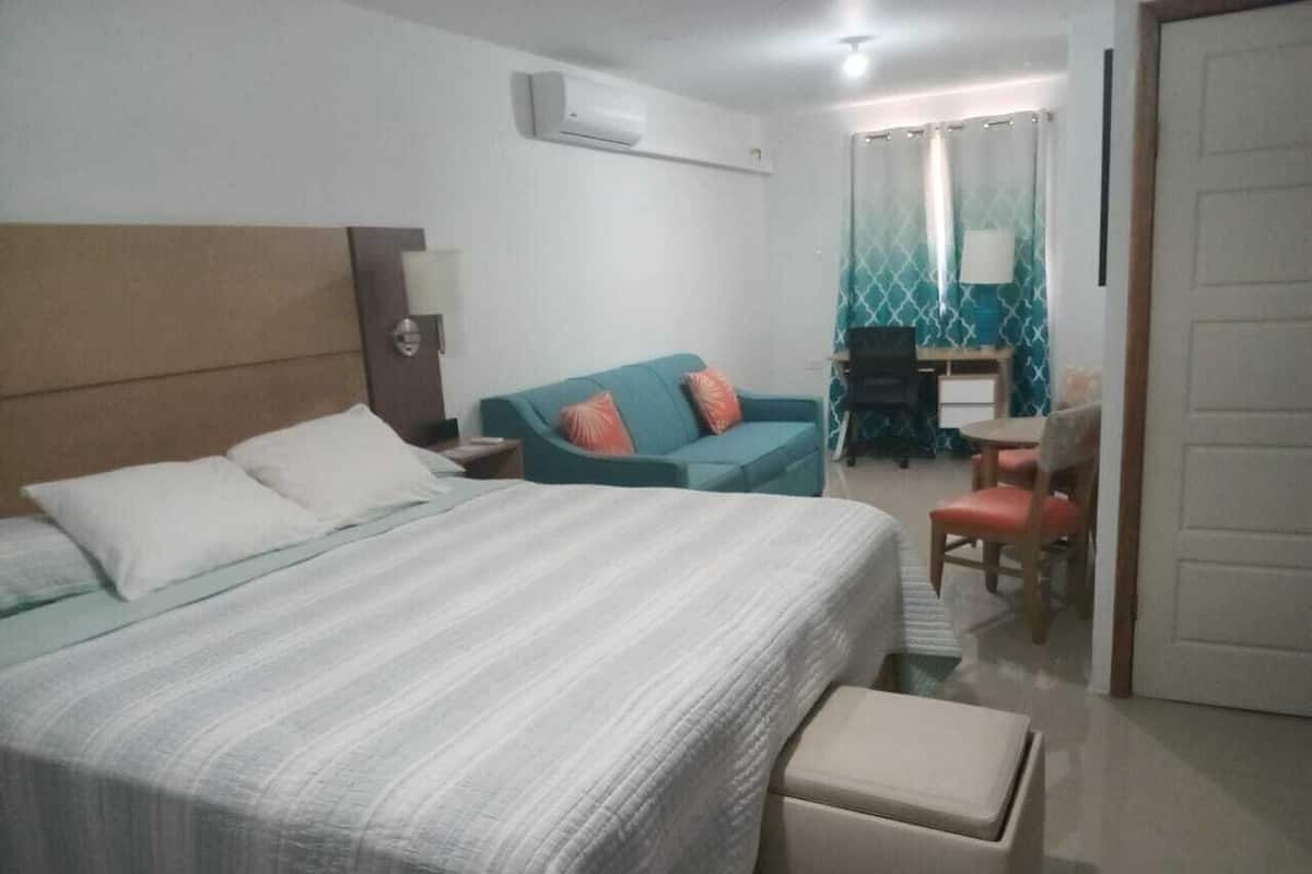 خزنة داخل الغرفة ومكتب ومساحة عمل للكمبيوتر المحمول وستائر تعتيم