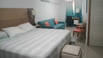 Luxury Suite, Pool View | Peti besi dalam bilik, meja, ruang kerja komputer riba