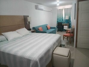 خزنة داخل الغرفة ومكتب ومساحة عمل للكمبيوتر المحمول وستائر تعتيم