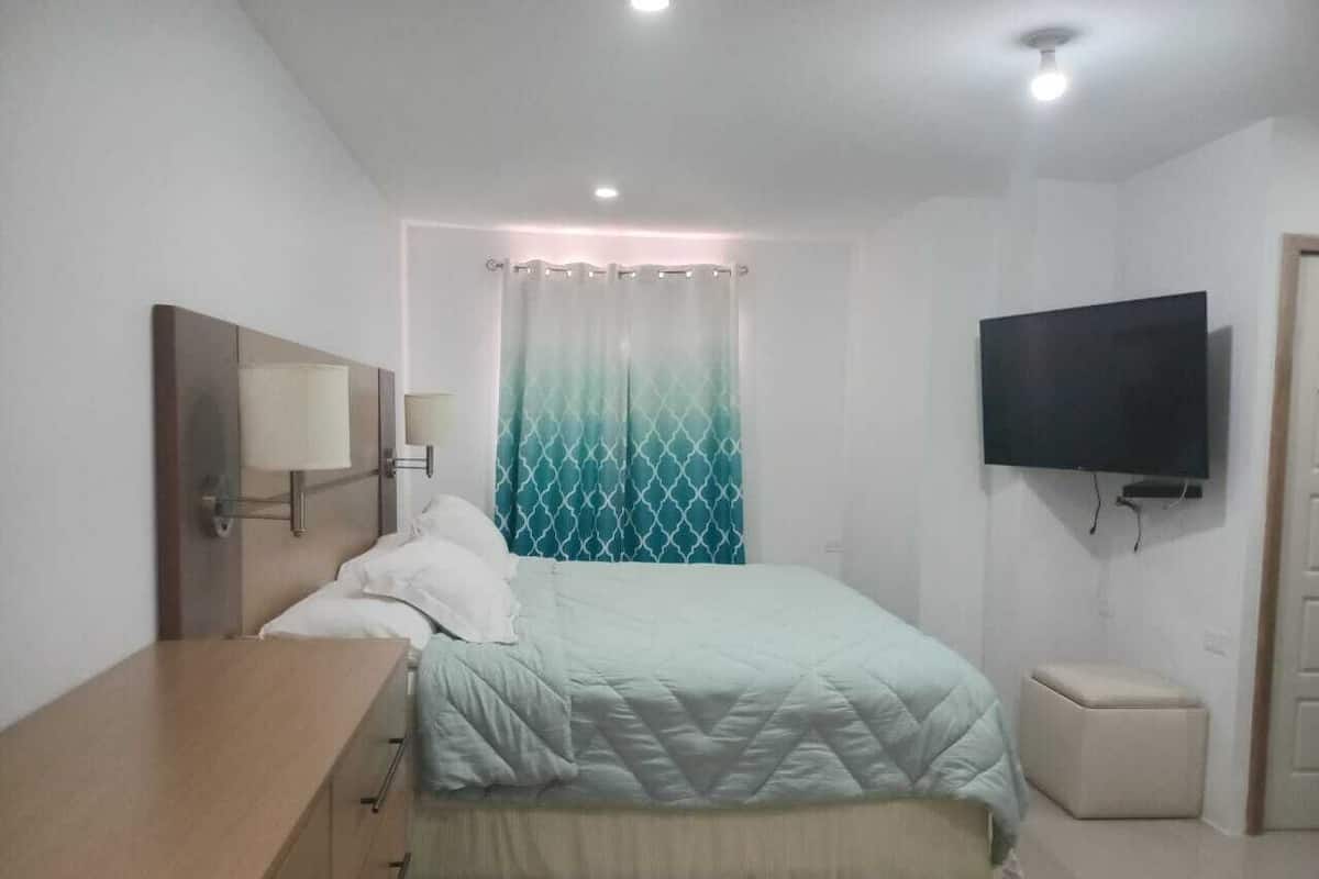 خزنة داخل الغرفة ومكتب ومساحة عمل للكمبيوتر المحمول وستائر تعتيم