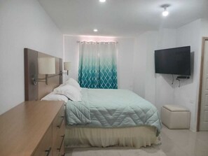 Deluxe studio | Een kluis op de kamer, een bureau, een laptopwerkplek