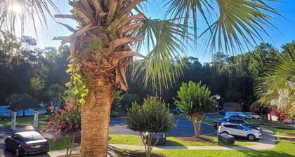 Balcony & Pool Access: 'Longs Cozy Haven'
