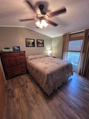 Tabla de planchar con plancha, wifi gratis, ropa de cama