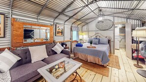 Living area - Canoe, Fire Pit & Grill! Wacassa River Retreat (Morriston)