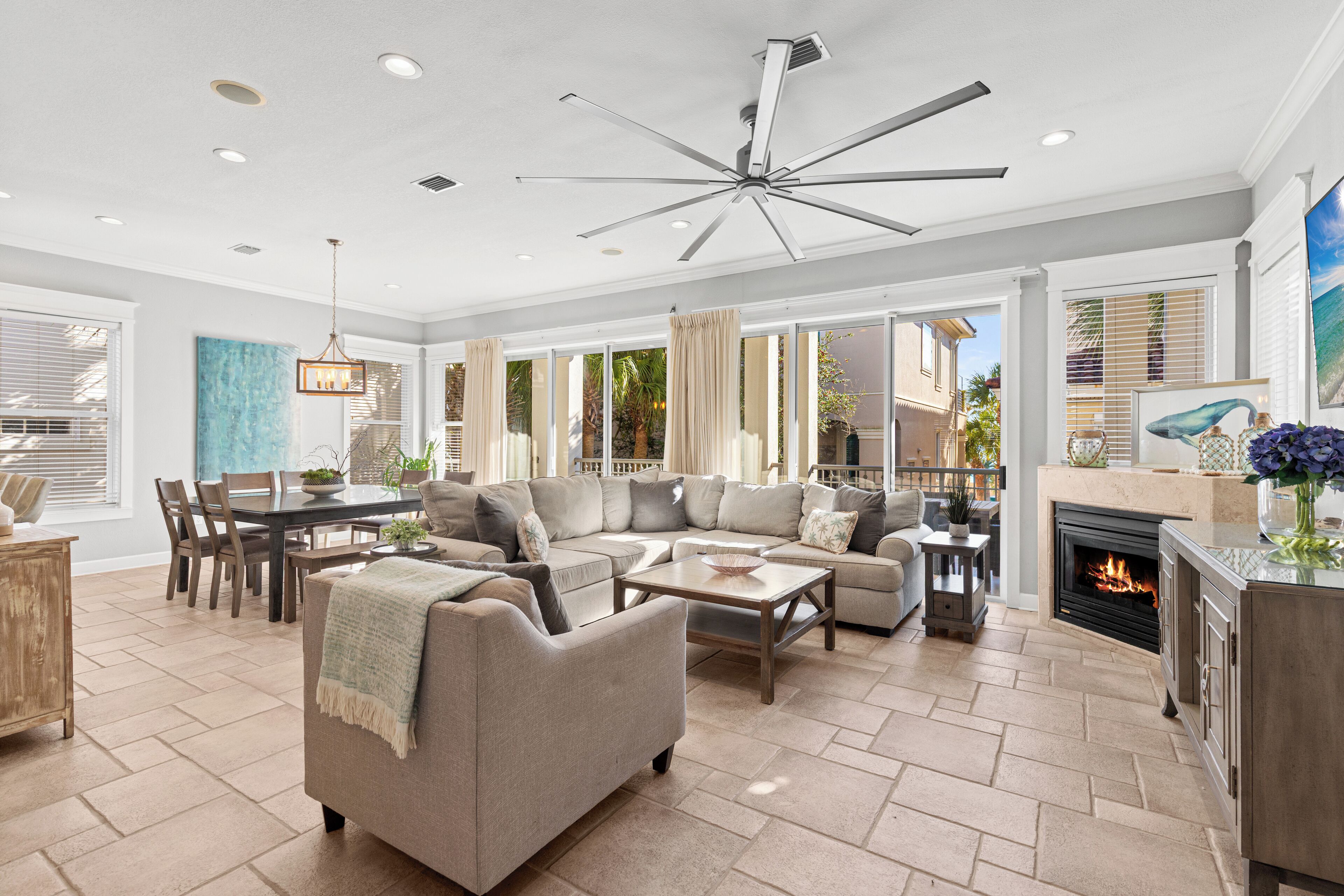 TV connectée, cheminée, baby-foot, table de tennis de table