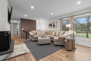 Smart TV, lareira, pebolim, escritórios