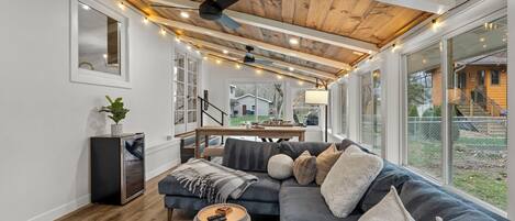 Smart TV, chimenea, futbolito y oficina