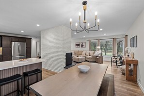 تلفزيون ذكي، مدفأة، كرة قدم الطاولة، مكتب