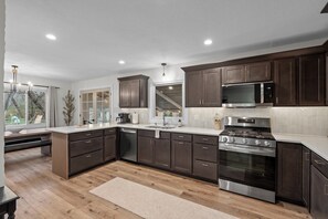 ثلاجة، ميكروويف، فرن، موقد طهي مسطح