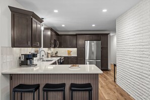 Geladeira, micro-ondas, fogão, cooktop