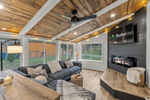 Una Smart TV, una chimenea, un futbolín, una oficina