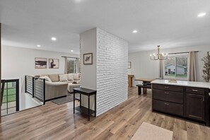 تلفزيون ذكي، مدفأة، كرة قدم الطاولة، مكتب