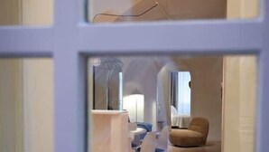 Un intérieur moderne comprenant un coin repas, un canapé et un fauteuil.