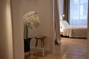 2 chambres, coffres-forts dans les chambres, fer et planche à repasser