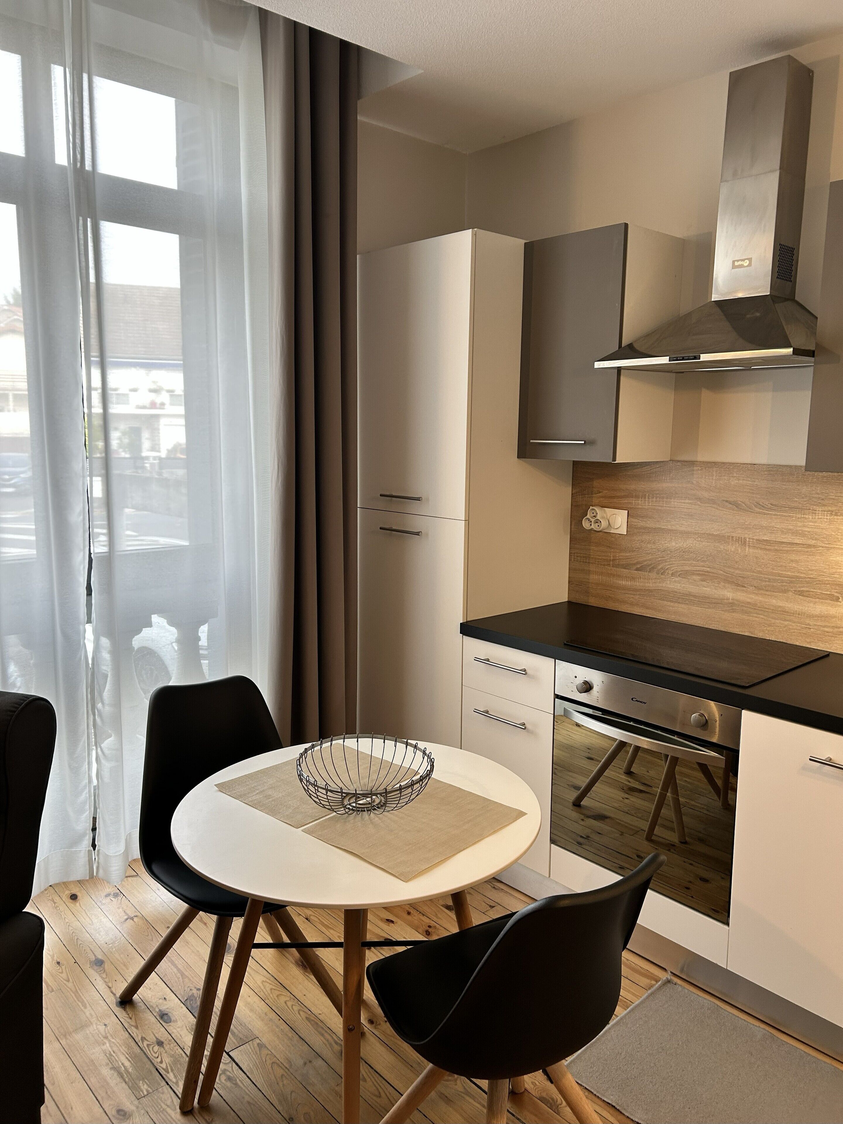 Appartement Standard, vue ville | Cuisine privée | Grand réfrigérateur, micro-ondes, four, plaque de cuisson