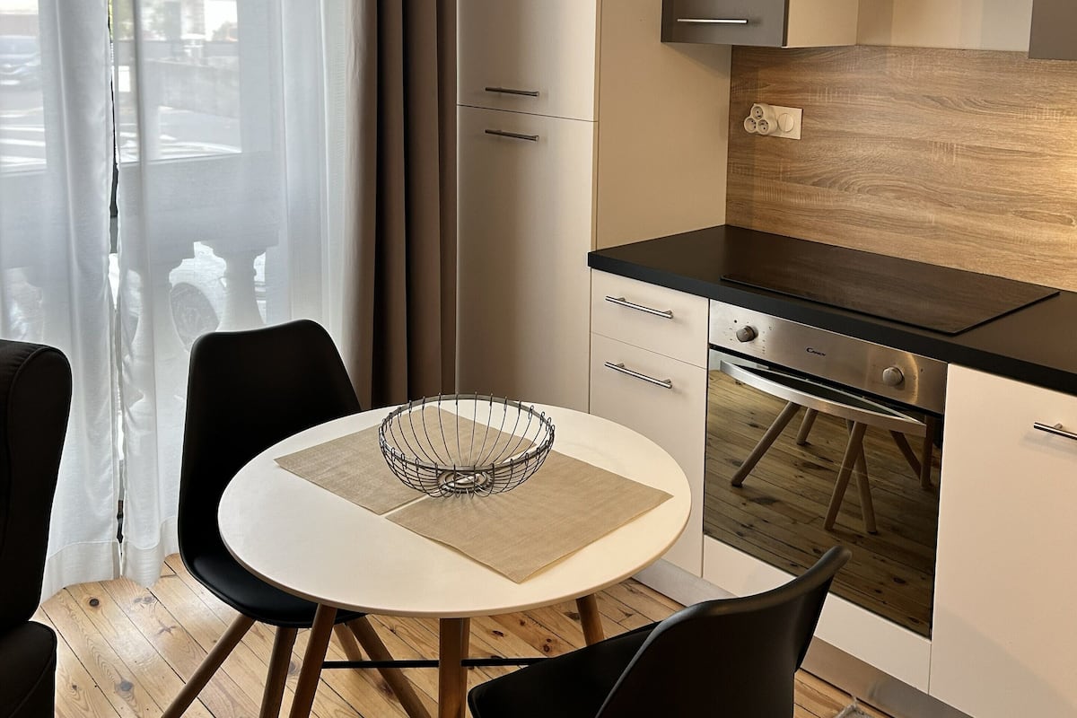 Appartement Standard, vue ville | Cuisine privée | Grand réfrigérateur, micro-ondes, four, plaque de cuisson