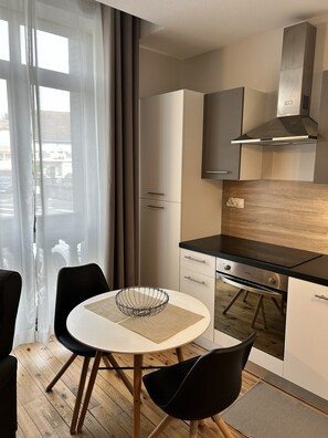 Standard Apartment, City View | Private kitchen | Full-size fridge, microwave, oven, stovetop - RESIDENCE PLAISANCE (Châtel-Guyon)