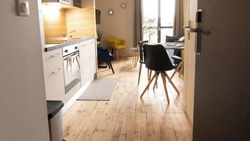 Apartment, 1 Queen-Bett und Schlafsofa, Balkon, Gartenblick | Eigene Küche