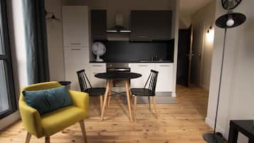 Superior-lejlighed - byudsigt | Privat køkken | Køleskab/fryser i fuld størrelse, mikrobølgeovn, ovn, kogeplade