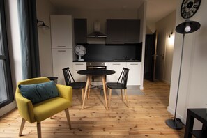 ซูพีเรียอพาร์ทเมนท์, วิวเมือง | ครัวส่วนตัว | ตู้เย็นขนาดใหญ่, ไมโครเวฟ, เตาอบ, เตาประกอบอาหาร