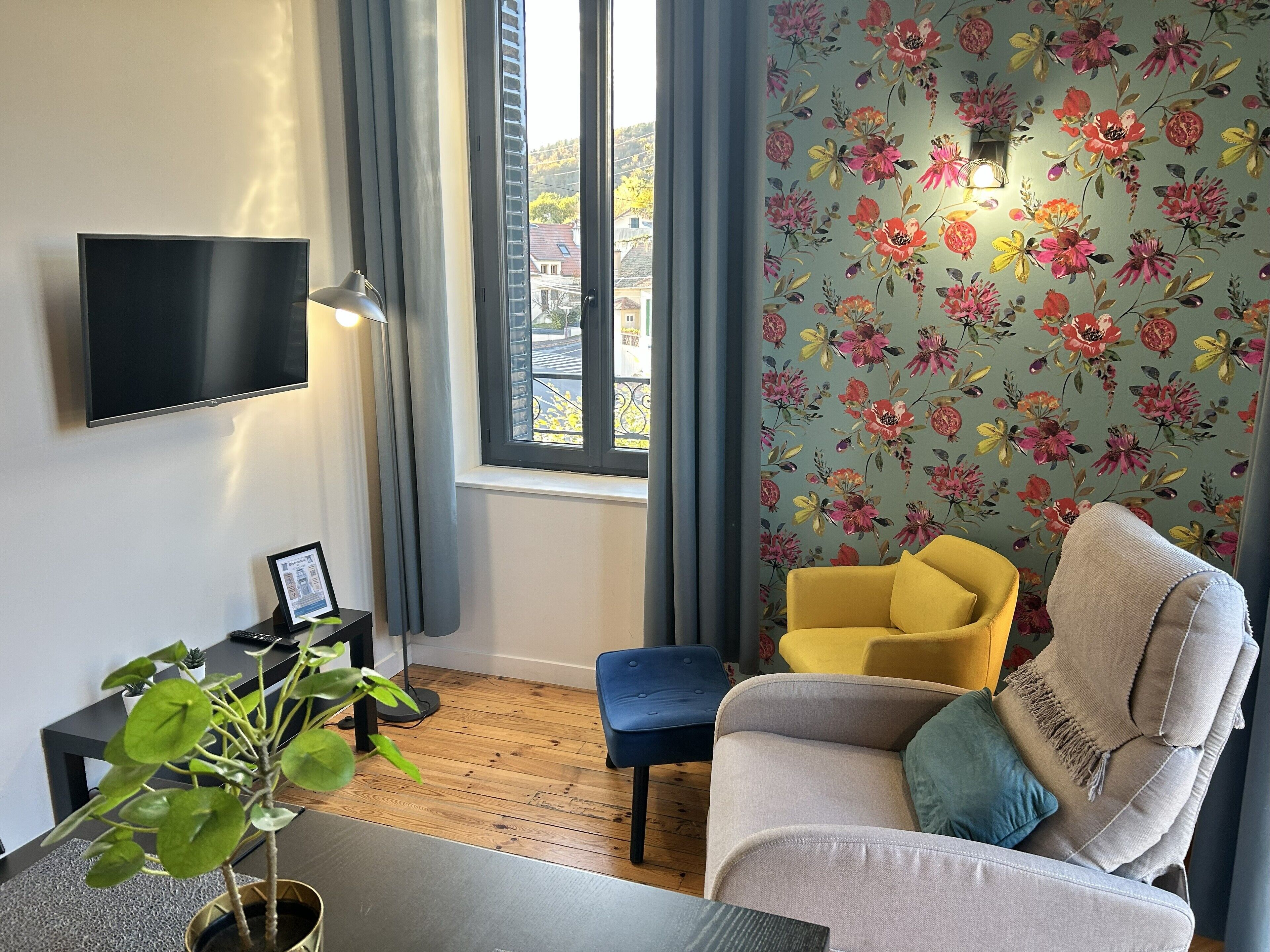 Appartement Supérieur, vue ville | Coin séjour | Télévision à écran plat de 50 cm avec chaînes numériques