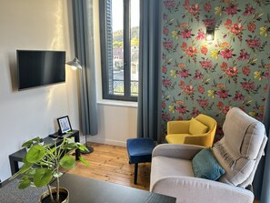 ซูพีเรียอพาร์ทเมนท์, วิวเมือง | บริเวณนั่งเล่น | ทีวีจอแบน 50 ซม. พร้อมช่องดิจิตอล