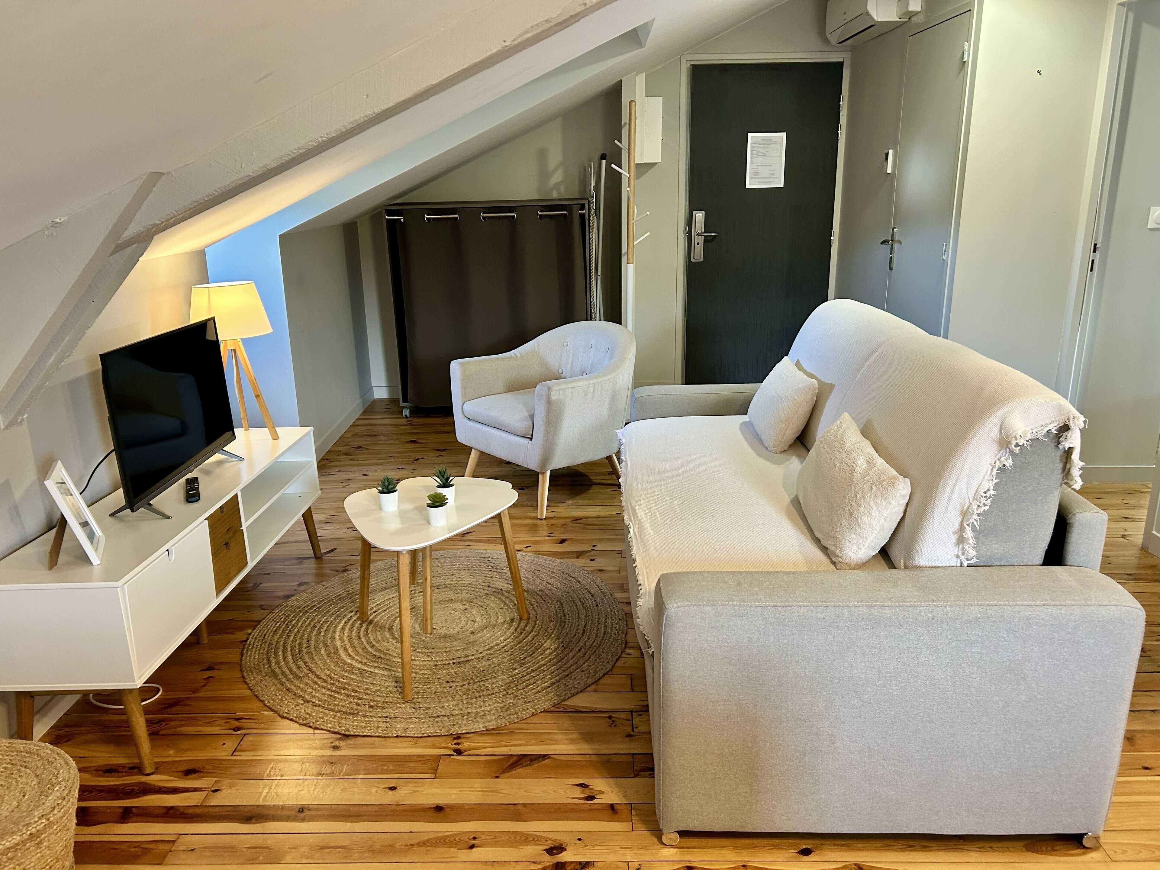 Appartement Familial, vue ville | Coin séjour | Télévision à écran plat de 50 cm avec chaînes numériques