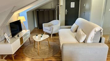 Familielejlighed - byudsigt | Opholdsområde | 50-centimeters fladskærms-tv med digitale kanaler