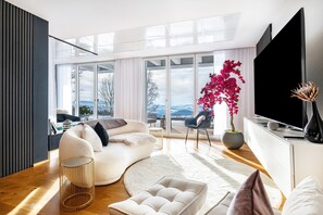TV - Apartment “Himmelweit” with Mountain Views, Private Terrace and Wi-Fi (Freyung)