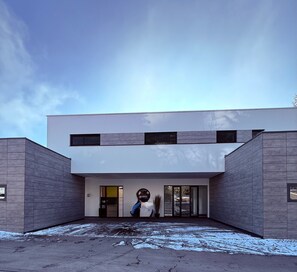 المنشأة من الخارج