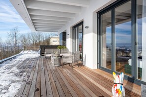 Outdoor dining - Apartment “Himmelweit” with Mountain Views, Private Terrace and Wi-Fi (Freyung)
