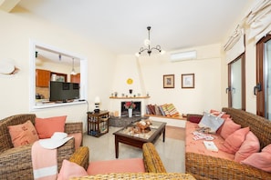 TV, fireplace - Villa Ikaros - Four Bedroom Villa, Sleeps 7 (Plaka)
