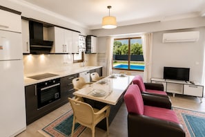 Fridge, oven, dishwasher, coffee/tea maker - Villa Larisa - Two Bedroom Villa, Sleeps 6 (Mergenli)