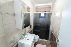 Ducha, secador de pelo y toallas