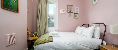 Iron/ironing board, Internet, bed sheets