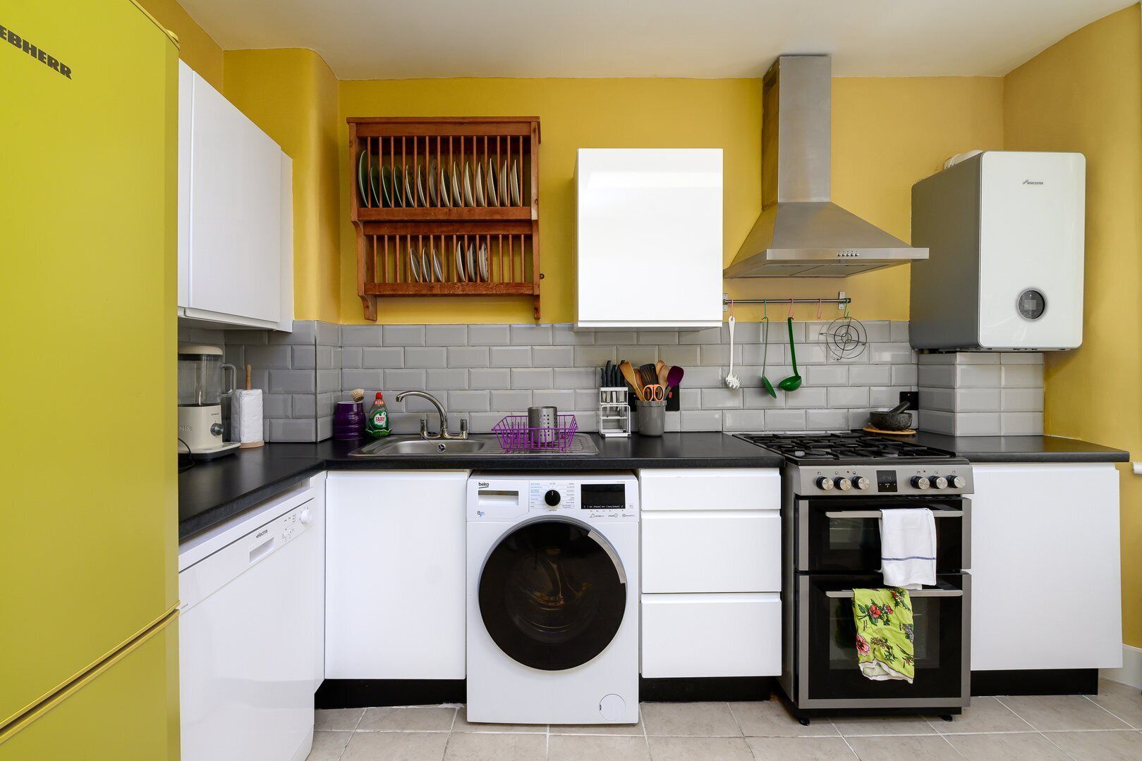 Coffee/tea maker, fridge, oven, dishwasher